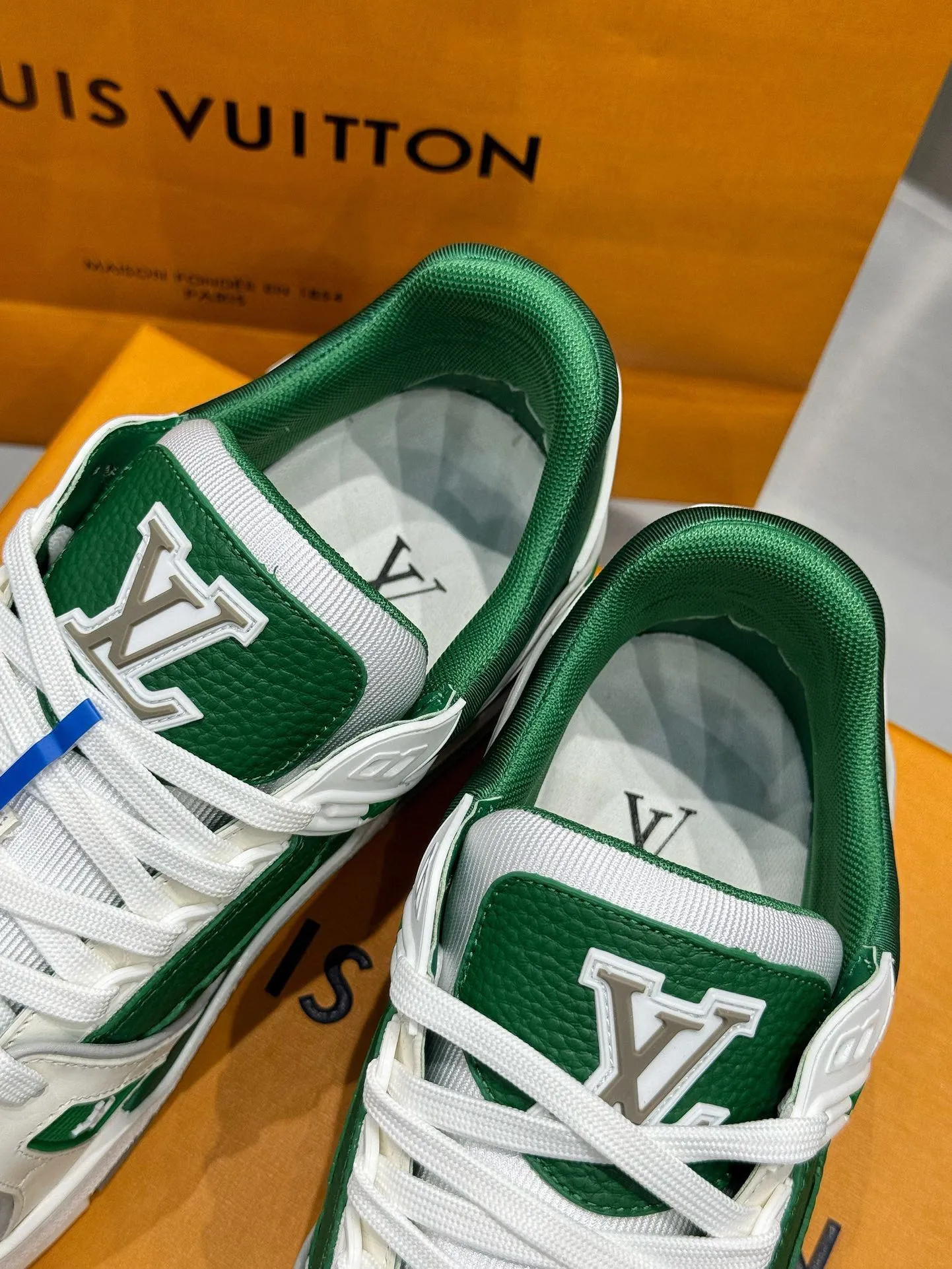 👟👟Ex-factory price 740👟👟 LOUIS VUITTON - the best-looking sneakers by Virgin Abloh, Lv Brand strongly recommends new products, official website limited edition retro basketball sneakers! Both high-top and low-top models spent money to purchase the original 1:1 accurate replica, the details are invincible, full of sincerity, imported custom-made original cowhide, the original package method is the same, the details are 100% restored, the private model customizes the original one-piece TPU outsole, which is different from other brands, without the original version, this effect cannot be achieved! LV’s best-looking couple shoes in the past, don’t miss it! Size: 35-45